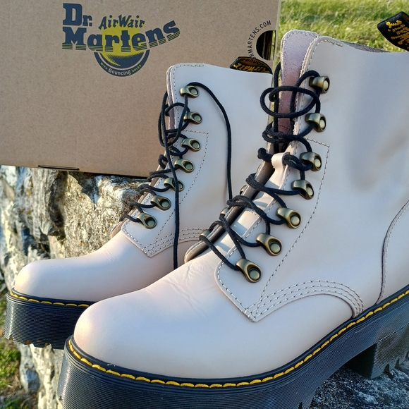 Dr. Martens Shoes - 💣 Ah-MaZiNG 💣 Dr. Martens, NWOT, Sz. 9, "Leona" lace-up leather boots, Docs